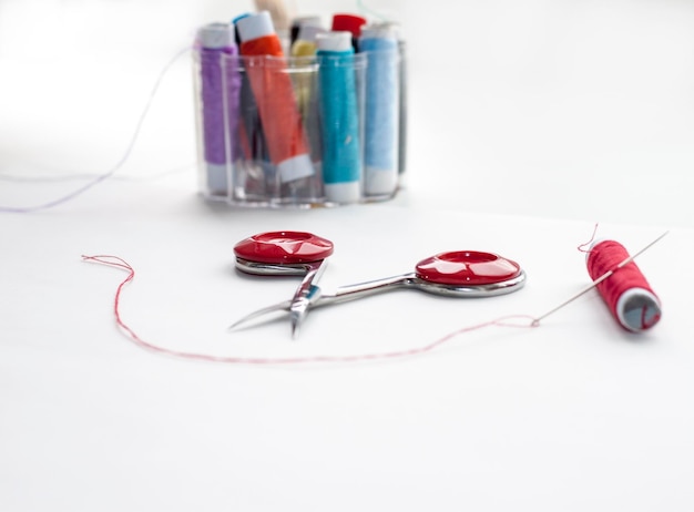 Zestaw do haftu na stole