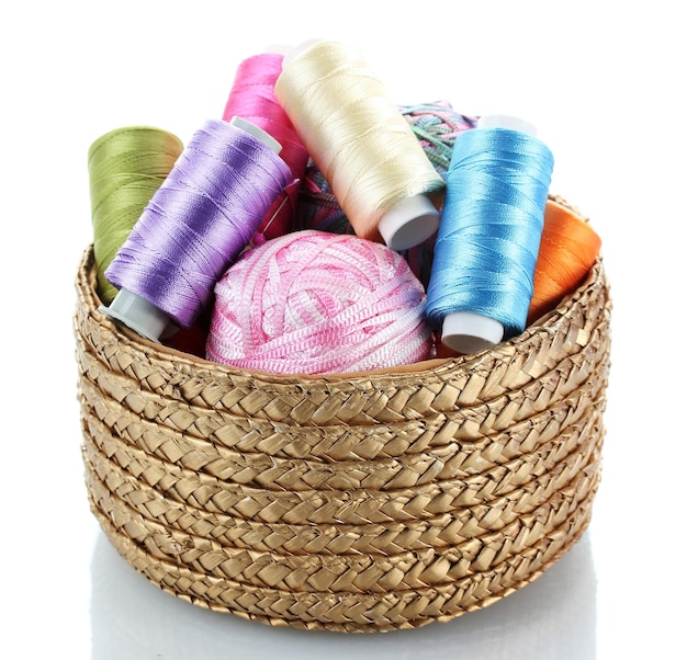 Narzędzia do haftu w koszyku