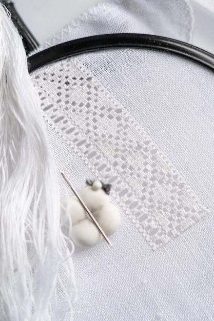 Zbliżenie haftu na białej tkaninie